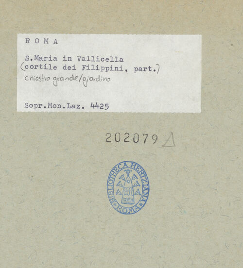 Rückseite von Sopr.Mon.Laz. [https://www.deutsche-digitale-bibliothek.de/content/lizenzen/rv-ez/] Santa Maria in VallicellaGroßer Kreuzgang (Chiostro Grande, Cortile del giardino) - Detail der Fassade, bh202079_recto. Foto.