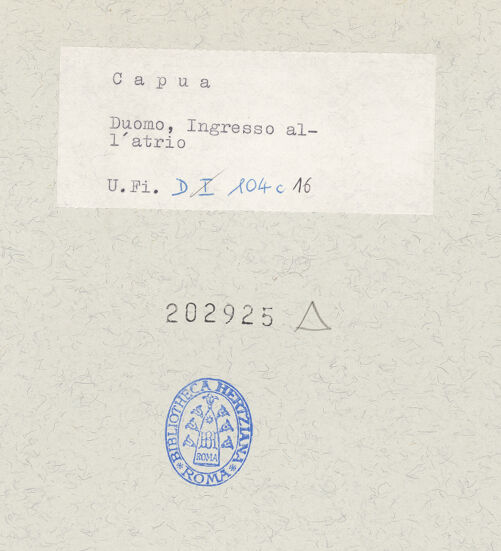 Rückseite von Bibliotheca Hertziana [https://www.deutsche-digitale-bibliothek.de/content/lizenzen/rv-fz/] Duomo - Eingang zum Atrium, bh202925_recto. Foto.