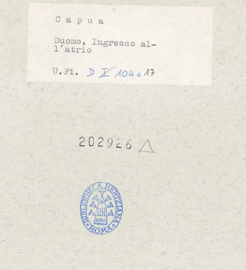 Rückseite von Bibliotheca Hertziana [https://www.deutsche-digitale-bibliothek.de/content/lizenzen/rv-fz/] Duomo - Eingangsportal zum Atrium, bh202926_recto. Foto.