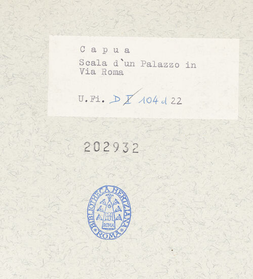 Rückseite von Bibliotheca Hertziana [https://www.deutsche-digitale-bibliothek.de/content/lizenzen/rv-fz/] Palazzo - Innenhof, Treppe, bh202932_recto. Foto.