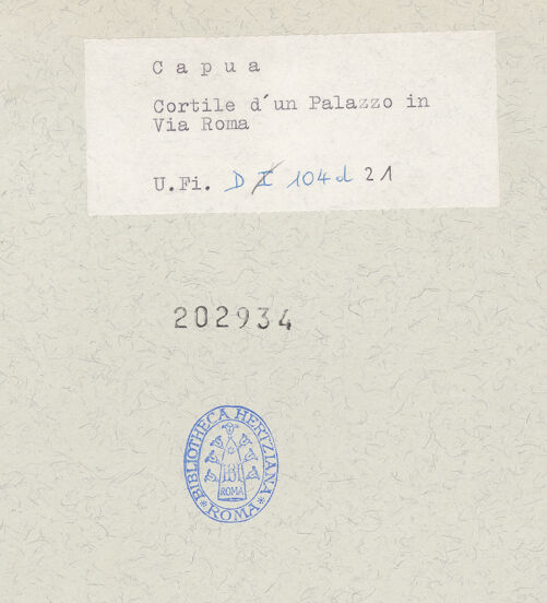 Rückseite von Bibliotheca Hertziana [https://www.deutsche-digitale-bibliothek.de/content/lizenzen/rv-fz/] Palazzo - Innenhof, bh202934_recto. Foto.