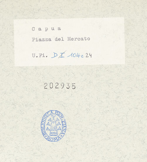 Rückseite von Bibliotheca Hertziana [https://www.deutsche-digitale-bibliothek.de/content/lizenzen/rv-fz/] Piazza del Mercato - Ansicht, bh202935_recto. Foto.