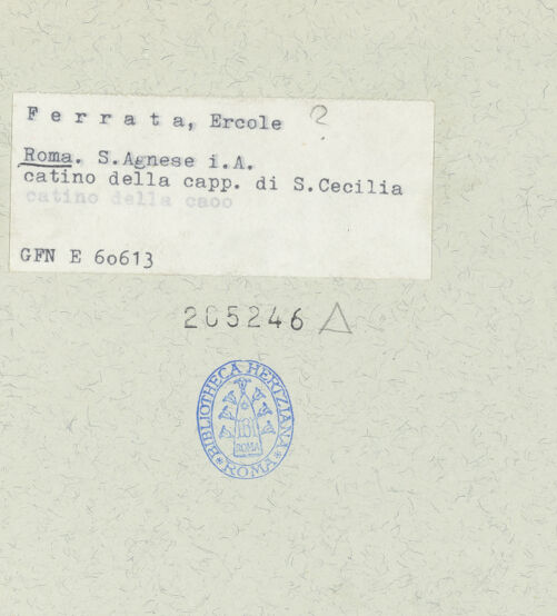 Rückseite von ICCD [https://www.deutsche-digitale-bibliothek.de/content/lizenzen/rv-ez/] Stuckdekoration mit Engel und Putten mit den Attributen der jeweiligen HeiligenKalottenrelief über dem Nischenaltar der heiligen Cecilia: Putten mit Orgel - Gesamtansicht, bh205246_recto. Foto.