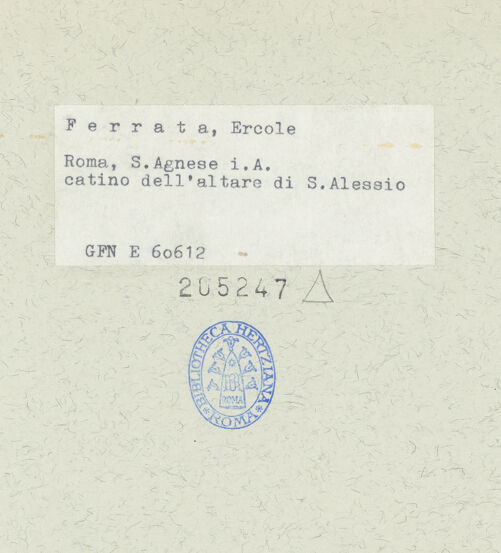 Rückseite von ICCD [https://www.deutsche-digitale-bibliothek.de/content/lizenzen/rv-ez/] Stuckdekoration mit Engel und Putten mit den Attributen der jeweiligen HeiligenKalottenrelief über dem Nischenaltar des heiligen Alexius: Engel mit Standarte zwischen weiteren Engeln auf Wolken - Gesamtansicht, bh205247_recto. Foto.