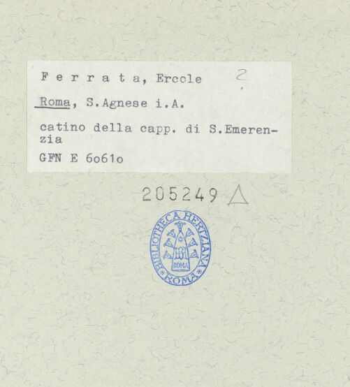 Rückseite von ICCD [https://www.deutsche-digitale-bibliothek.de/content/lizenzen/rv-ez/] Stuckdekoration mit Engel und Putten mit den Attributen der jeweiligen HeiligenKalottenrelief über dem Nischenaltar der heiligen Emerentiana: Putten mit Schriftband im Himmel - Gesamtansicht, bh205249_recto. Foto.