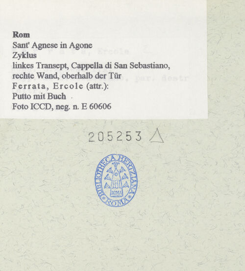 Rückseite von ICCD [https://www.deutsche-digitale-bibliothek.de/content/lizenzen/rv-ez/] Putto mit Buch - Gesamtansicht, bh205253_recto. Foto.