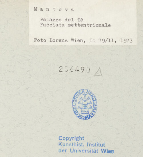 Rückseite von Kunsthistorisches Institut der Universität Wien [https://www.deutsche-digitale-bibliothek.de/content/lizenzen/rv-ez/] Palazzo del TèNordfassade - Loggia und seitliche Fensterachsen, bh206490_recto. Foto: Lorenz, Wien.