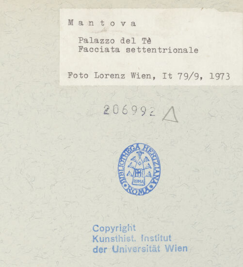 Rückseite von Kunsthistorisches Institut der Universität Wien [https://www.deutsche-digitale-bibliothek.de/content/lizenzen/rv-ez/] Palazzo del TèNordfassade - Teilansicht, östliche Fensterachsen mit Übergang zu Gartenpavillon, bh206992_recto. Foto: Lorenz, Wien.