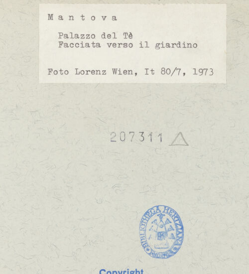 Rückseite von Kunsthistorisches Institut der Universität Wien [https://www.deutsche-digitale-bibliothek.de/content/lizenzen/rv-ez/] Palazzo del TèGartenfassade / Ostfassade - Nördliche Loggia aus Südosten, bh207311_recto. Foto: Lorenz, Wien.