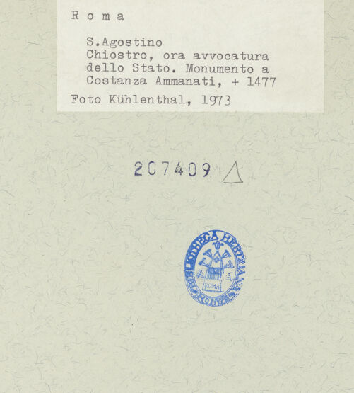 Rückseite von Kühlenthal, Michael [https://www.deutsche-digitale-bibliothek.de/content/lizenzen/rv-ez/] Grabmal der Costanza Ammanati-Piccolomini (+1477)Prunkbett mit Inschrifttafel und Liegefigur - linker Teil, bh207409_recto. Foto.