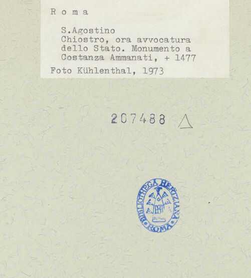 Rückseite von Kühlenthal, Michael [https://www.deutsche-digitale-bibliothek.de/content/lizenzen/rv-ez/] Grabmal der Costanza Ammanati-Piccolomini (+1477) - Detail des Gesimses über der unteren Nische, bh207488_recto. Foto.