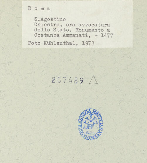 Rückseite von Kühlenthal, Michael [https://www.deutsche-digitale-bibliothek.de/content/lizenzen/rv-ez/] Grabmal der Costanza Ammanati-Piccolomini (+1477)Prunkbett mit Inschrifttafel und Liegefigur - Prunkbett, Detail rechts, bh207489_recto. Foto.