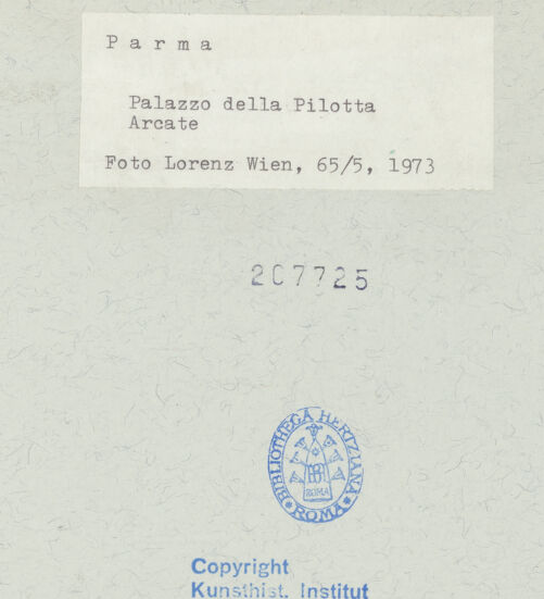 Rückseite von Kunsthistorisches Institut der Universität Wien [https://www.deutsche-digitale-bibliothek.de/content/lizenzen/rv-ez/] Palazzo della PilottaCortile della Pilotta - Teilansicht von Nordosten, bh207725_recto. Foto: Lorenz, Wien.