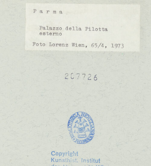 Rückseite von Kunsthistorisches Institut der Universität Wien [https://www.deutsche-digitale-bibliothek.de/content/lizenzen/rv-ez/] Palazzo della Pilotta - Ostfassade, Detail, bh207726_recto. Foto: Lorenz, Wien.