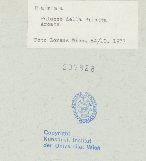 Rückseite von Kunsthistorisches Institut der Universität Wien [https://www.deutsche-digitale-bibliothek.de/content/lizenzen/rv-ez/] Palazzo della PilottaCortile della Pilotta - Arkade, bh207828_recto. Foto: Lorenz, Wien.