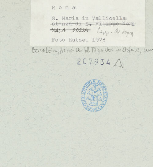 Rückseite von unbekannt [https://www.deutsche-digitale-bibliothek.de/content/lizenzen/rv-ez/] Der heilige Filippo Neri in Ekstase beim Lesen der Messe - , bh207934_recto. Foto: Hutzel, Max.