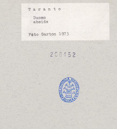 Rückseite von Garton, Tessa [https://www.deutsche-digitale-bibliothek.de/content/lizenzen/rv-ez/] DuomoHauptapsis - Detail der Blendbogenarkade, bh208152_recto. Foto: Garton, Tessa.