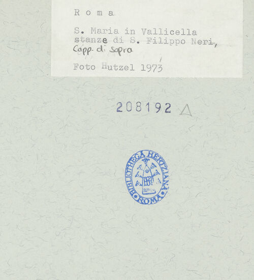 Rückseite von unbekannt [https://rightsstatements.org/page/CNE/1.0/] Kruzifix des heiligen Filippo Neri im barockem Schaurahmen - , bh208192_recto. Foto: Hutzel, Max.