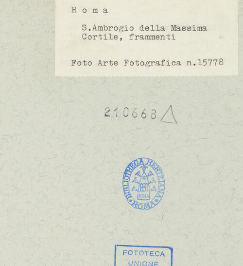 Rückseite von Arte Fotografica [https://www.deutsche-digitale-bibliothek.de/content/lizenzen/rv-ez/] Fragmente figürlicher Grabplatten - Ansicht dreier Fragmente, bh210668_recto. Foto.