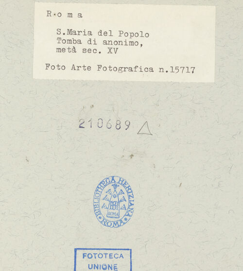 Rückseite von Arte Fotografica [https://www.deutsche-digitale-bibliothek.de/content/lizenzen/rv-ez/] Grabplatte eines Unbekannten - , bh210689_recto. Foto.