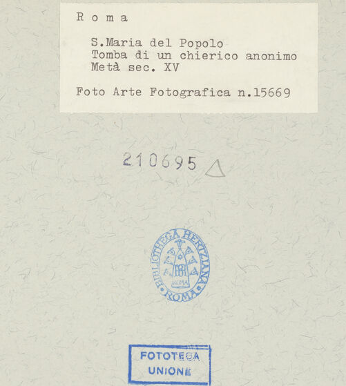 Rückseite von Arte Fotografica [https://www.deutsche-digitale-bibliothek.de/content/lizenzen/rv-ez/] Grabplatte eines Klerikers - , bh210695_recto. Foto.