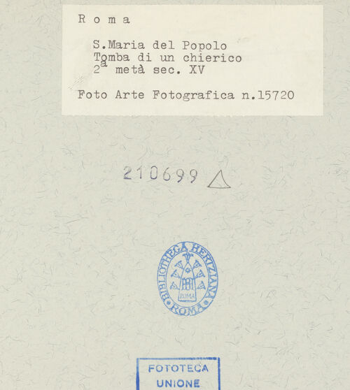 Rückseite von Arte Fotografica [https://www.deutsche-digitale-bibliothek.de/content/lizenzen/rv-ez/] Grabplatte eines unbekannten Klerikers - , bh210699_recto. Foto.