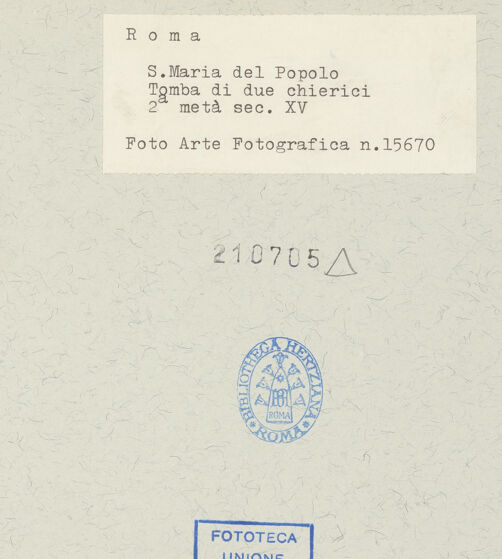 Rückseite von Arte Fotografica [https://www.deutsche-digitale-bibliothek.de/content/lizenzen/rv-ez/] Grabplatte von zwei unbekannten Klerikern - , bh210705_recto. Foto.