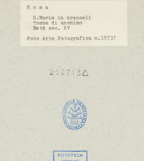 Rückseite von Arte Fotografica [https://www.deutsche-digitale-bibliothek.de/content/lizenzen/rv-ez/] Grabplatte eines Verstorbenen - , bh210713_recto. Foto.