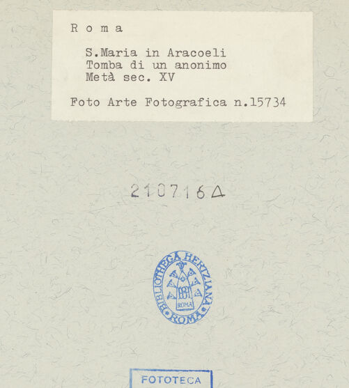 Rückseite von Arte Fotografica [https://www.deutsche-digitale-bibliothek.de/content/lizenzen/rv-ez/] Grabplatte eines Unbekannten - , bh210716_recto. Foto.