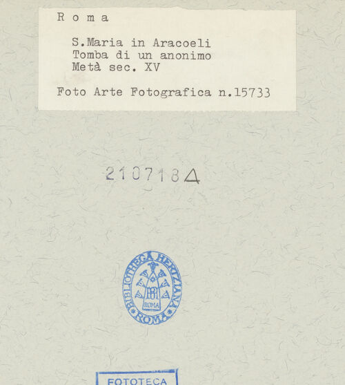 Rückseite von Arte Fotografica [https://www.deutsche-digitale-bibliothek.de/content/lizenzen/rv-ez/] Grabplatte eines Unbekannten - , bh210718_recto. Foto.