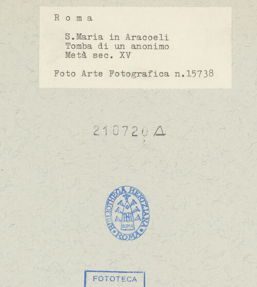 Rückseite von Arte Fotografica [https://www.deutsche-digitale-bibliothek.de/content/lizenzen/rv-ez/] Grabplatte eines Unbekannten - , bh210720_recto. Foto.