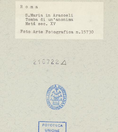 Rückseite von Arte Fotografica [https://www.deutsche-digitale-bibliothek.de/content/lizenzen/rv-ez/] Grabplatte einer Verstorbenen - , bh210722_recto. Foto.