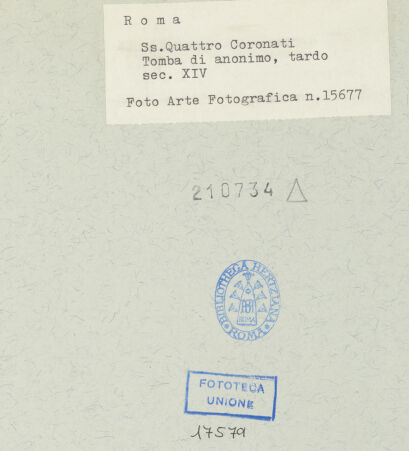 Rückseite von Arte Fotografica [https://www.deutsche-digitale-bibliothek.de/content/lizenzen/rv-ez/] Grabplatte eines Mannes mit Ritzzeichnung - Gesamtansicht, bh210734_recto. Foto.