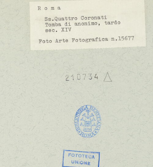 Rückseite von Arte Fotografica [https://www.deutsche-digitale-bibliothek.de/content/lizenzen/rv-ez/] Grabplatte eines Mannes mit Ritzzeichnung - Gesamtansicht, bh210734_recto. Foto.