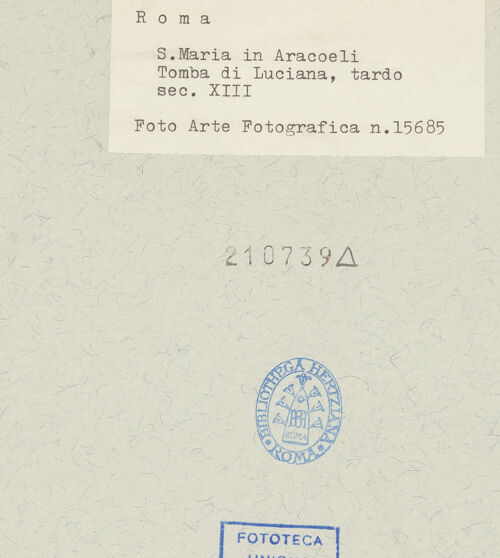 Rückseite von Arte Fotografica [https://www.deutsche-digitale-bibliothek.de/content/lizenzen/rv-ez/] Grabplatte der Luciana - , bh210739_recto. Foto.