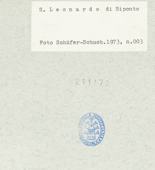 Rückseite von Schäfer-Schuchardt, Horst [https://www.deutsche-digitale-bibliothek.de/content/lizenzen/rv-ez/] San Leonardo di SipontoAußenbauWestfassade - Ansicht von Westen, bh211178_recto. Foto: Schäfer-Schuchardt, Horst.