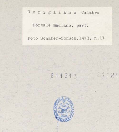 Rückseite von Schäfer-Schuchardt [https://www.deutsche-digitale-bibliothek.de/content/lizenzen/rv-ez/] HauptportalLinker Atlant - Schrägansicht von links in leichter Untersicht, bh211213_bh211217_recto. Foto: Schäfer-Schuchardt.