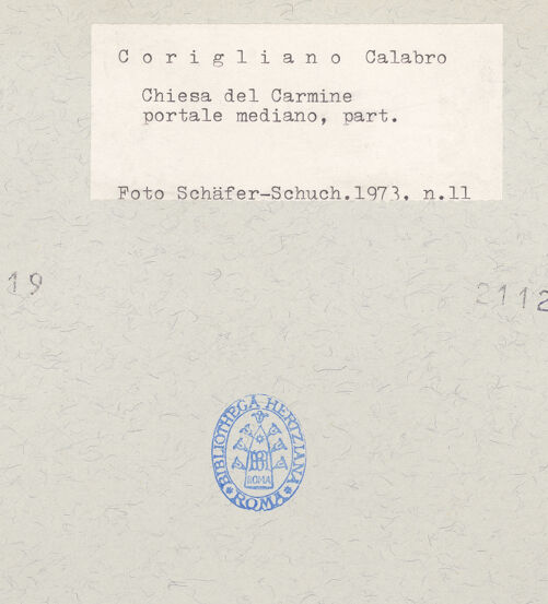 Rückseite von Schäfer-Schuchardt [https://www.deutsche-digitale-bibliothek.de/content/lizenzen/rv-ez/] Hauptportal - Detail: Kapitellzone und säulenhaltende Figur im Architrav links, bh211219_bh211220_recto. Foto: Schäfer-Schuchardt.