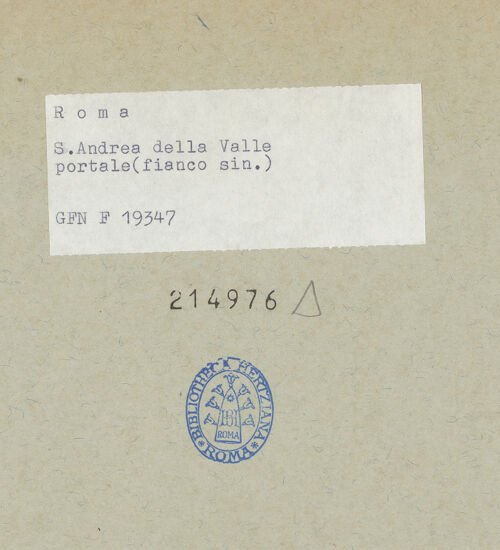 Rückseite von ICCD [https://www.deutsche-digitale-bibliothek.de/content/lizenzen/rv-ez/] Sant'Andrea della ValleWestfassade - westliches Seitenportal, bh214976_recto. Foto.