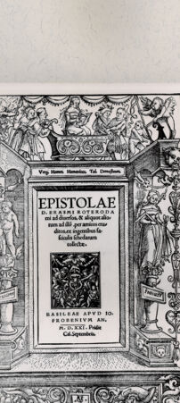 Rückseite von  [http://creativecommons.org/publicdomain/mark/1.0/] ... - , bh216546. Foto.