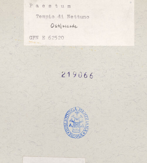 Rückseite von ICCD [https://www.deutsche-digitale-bibliothek.de/content/lizenzen/rv-ez/] Tempio di Nettuno - Ansicht von Osten, bh219066_recto. Foto.
