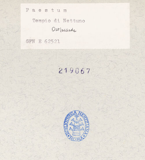 Rückseite von ICCD [https://www.deutsche-digitale-bibliothek.de/content/lizenzen/rv-ez/] Tempio di Nettuno - Ansicht von Osten, bh219067_recto. Foto.