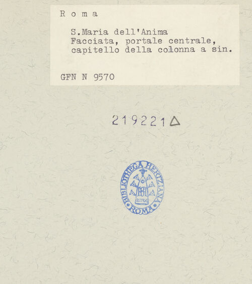 Rückseite von ICCD [https://www.deutsche-digitale-bibliothek.de/content/lizenzen/rv-ez/] Mittelportal mit Dreiecksgiebel über kompositen Dreiviertelsäulen - Detail: linkes Kapitell, bh219221_recto. Foto.