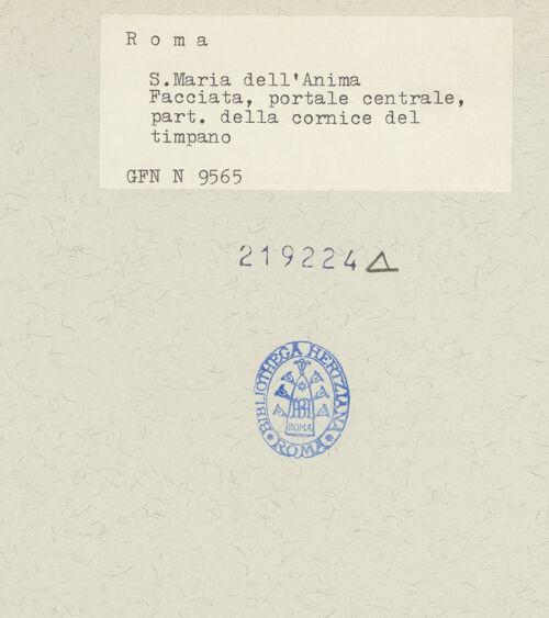 Rückseite von ICCD [https://www.deutsche-digitale-bibliothek.de/content/lizenzen/rv-ez/] Santa Maria dell'AnimaFassade - Rechte Achse, Detail: Portalgiebel und Gesims, bh219224_recto. Foto.