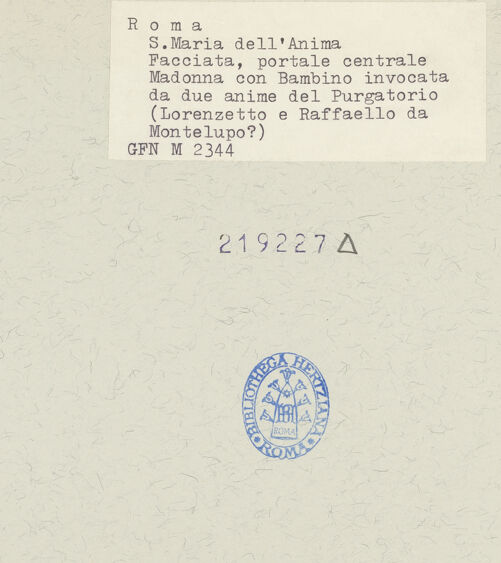 Rückseite von ICCD [https://www.deutsche-digitale-bibliothek.de/content/lizenzen/rv-ez/] Mittelportal mit Dreiecksgiebel über kompositen DreiviertelsäulenMadonna, flankiert von zwei knienden Gestalten - Gesamtansicht, bh219227_recto. Foto.