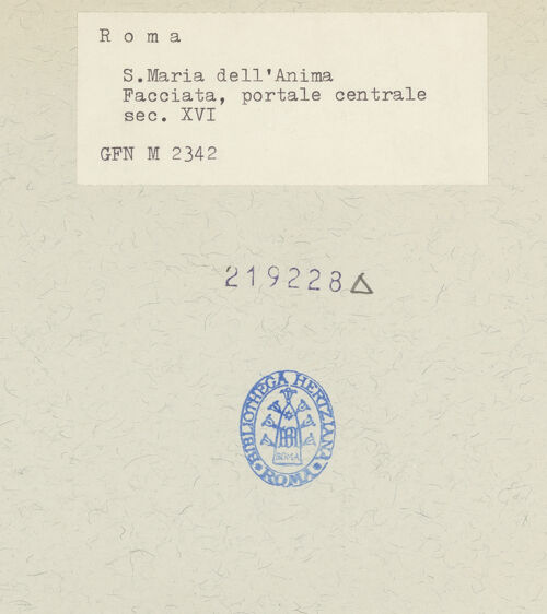 Rückseite von ICCD [https://www.deutsche-digitale-bibliothek.de/content/lizenzen/rv-ez/] Mittelportal mit Dreiecksgiebel über kompositen Dreiviertelsäulen - Gesamtansicht, frontal, bh219228_recto. Foto.