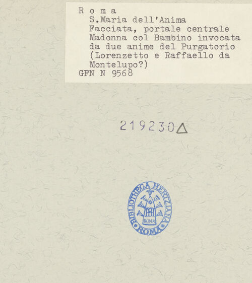 Rückseite von ICCD [https://www.deutsche-digitale-bibliothek.de/content/lizenzen/rv-ez/] Mittelportal mit Dreiecksgiebel über kompositen DreiviertelsäulenMadonna, flankiert von zwei knienden Gestalten - Gesamtansicht, bh219230_recto. Foto.