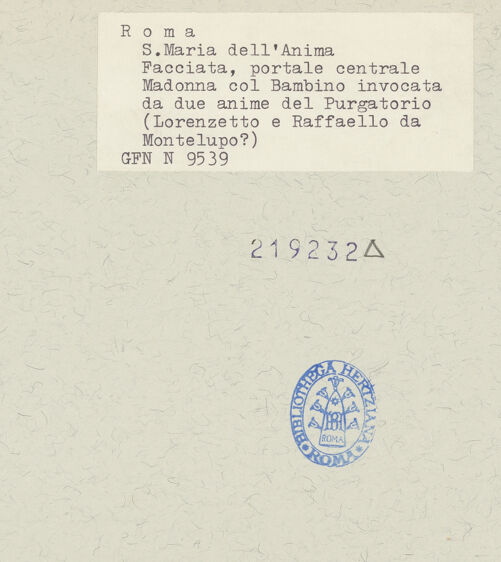 Rückseite von ICCD [https://www.deutsche-digitale-bibliothek.de/content/lizenzen/rv-ez/] Mittelportal mit Dreiecksgiebel über kompositen DreiviertelsäulenMadonna, flankiert von zwei knienden Gestalten - Ansicht von links unten, bh219232_recto. Foto.