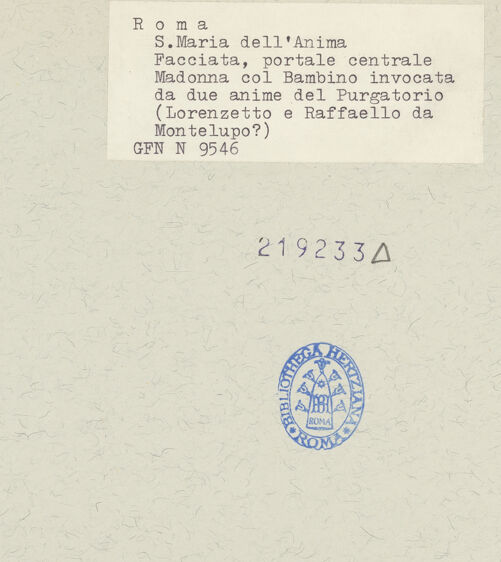 Rückseite von ICCD [https://www.deutsche-digitale-bibliothek.de/content/lizenzen/rv-ez/] Mittelportal mit Dreiecksgiebel über kompositen DreiviertelsäulenMadonna, flankiert von zwei knienden Gestalten - Ansicht von links, bh219233_recto. Foto.