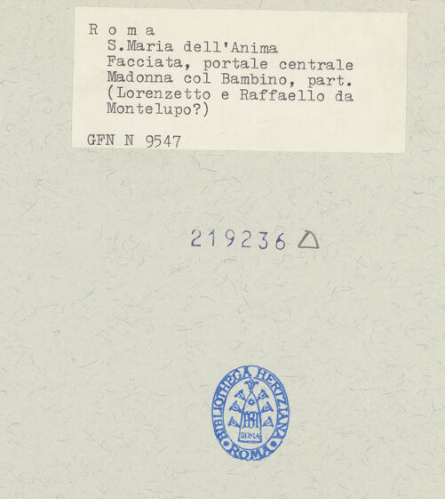 Rückseite von ICCD [https://www.deutsche-digitale-bibliothek.de/content/lizenzen/rv-ez/] Mittelportal mit Dreiecksgiebel über kompositen DreiviertelsäulenMadonna, flankiert von zwei knienden Gestalten - Madonna, Detail: Oberkörper, bh219236_recto. Foto.